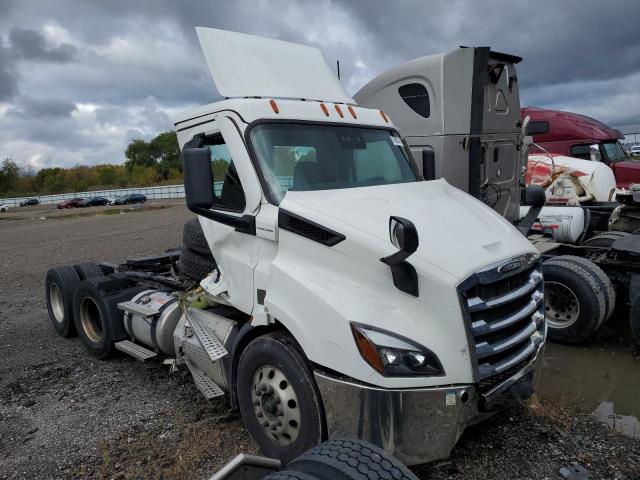  Salvage Freightliner Cascadia 1