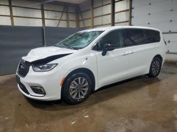  Salvage Chrysler Pacifica