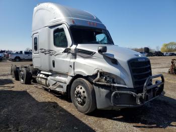  Salvage Freightliner Cascadia 1