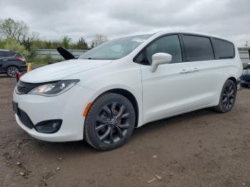  Salvage Chrysler Pacifica