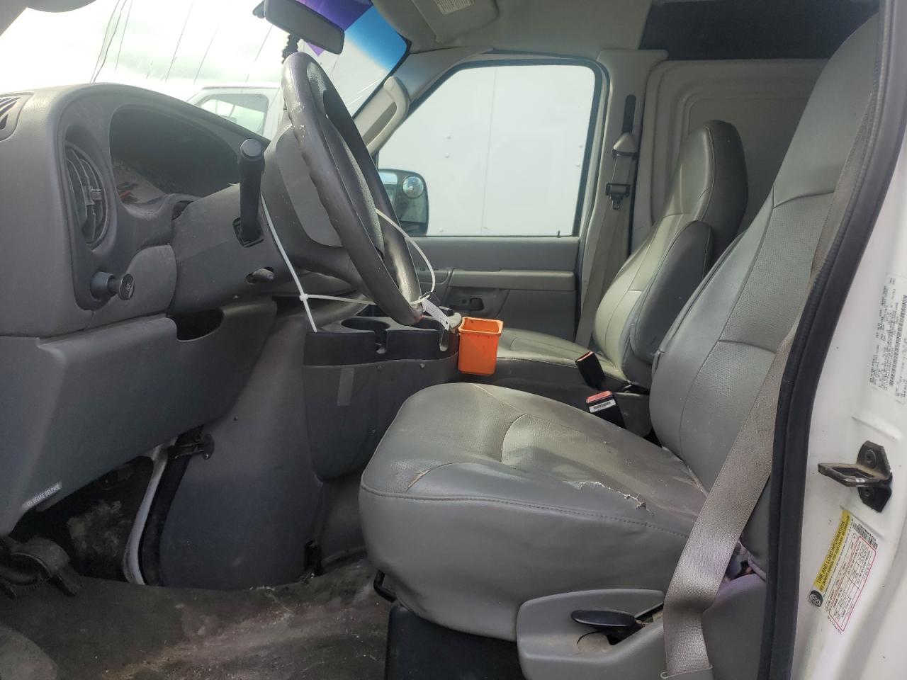 Ford Econoline E250 Van Image 3