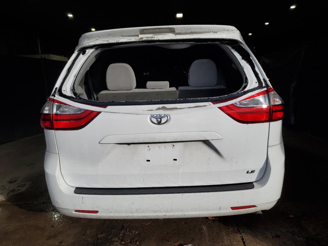 Toyota Sienna Le Image 9