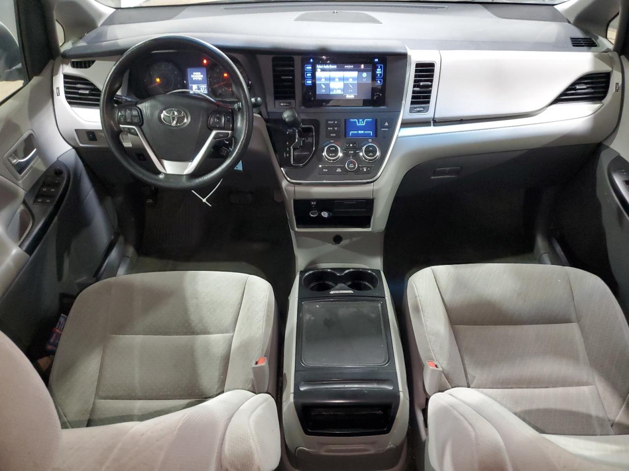 Toyota Sienna Le Image 8