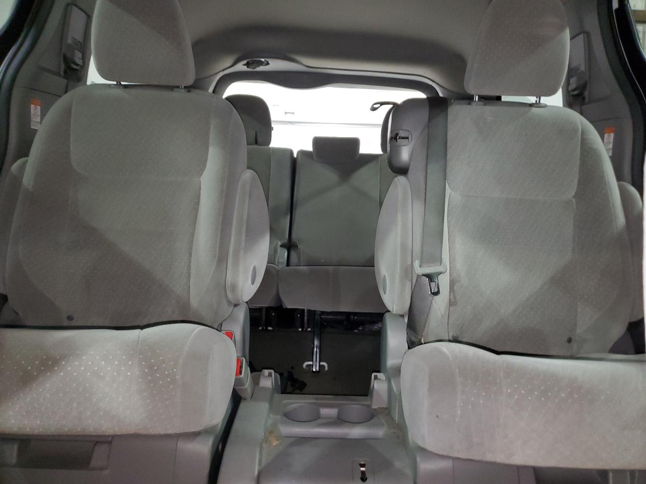 Toyota Sienna Le Image 12