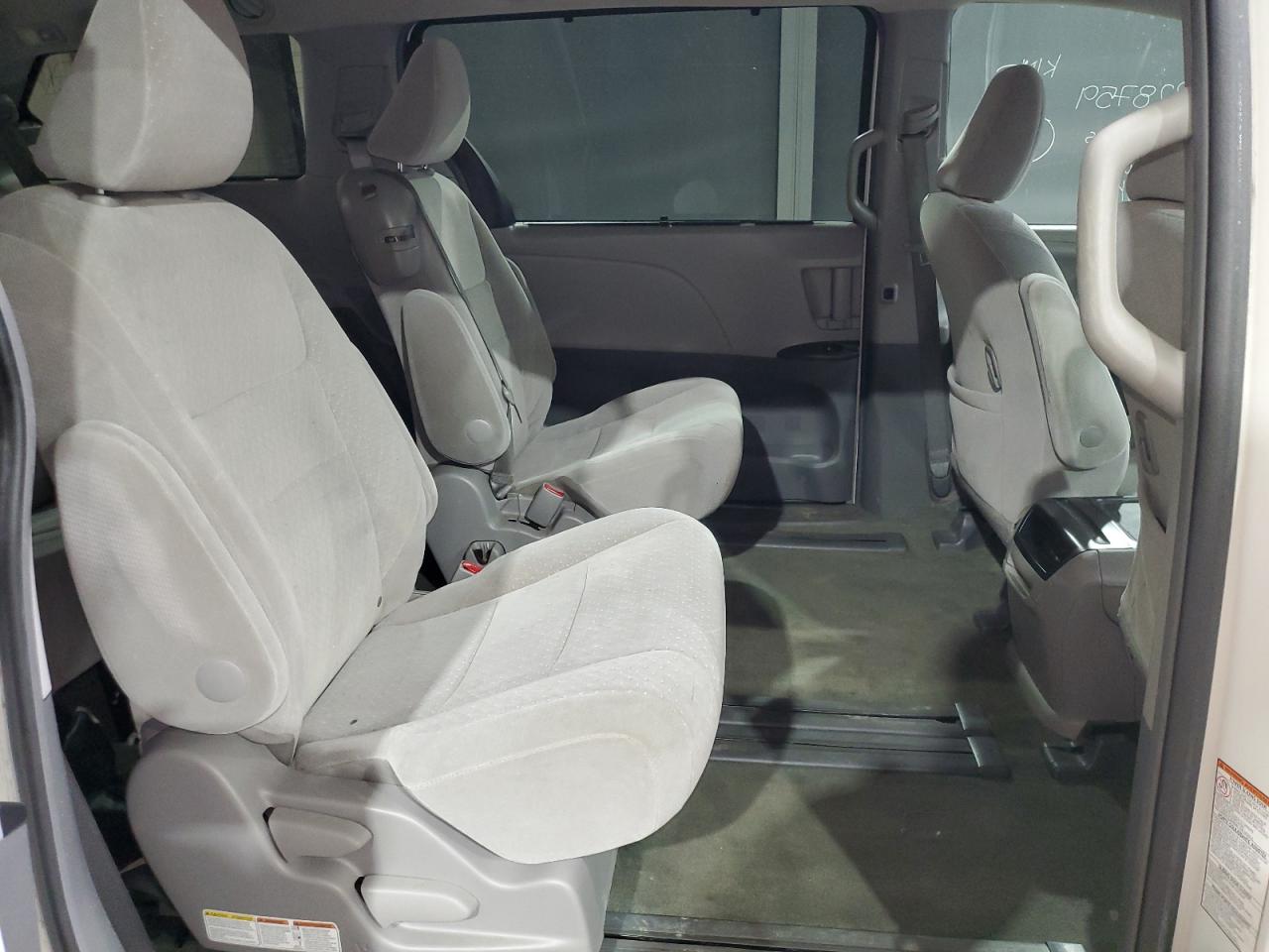 Toyota Sienna Le Image 10