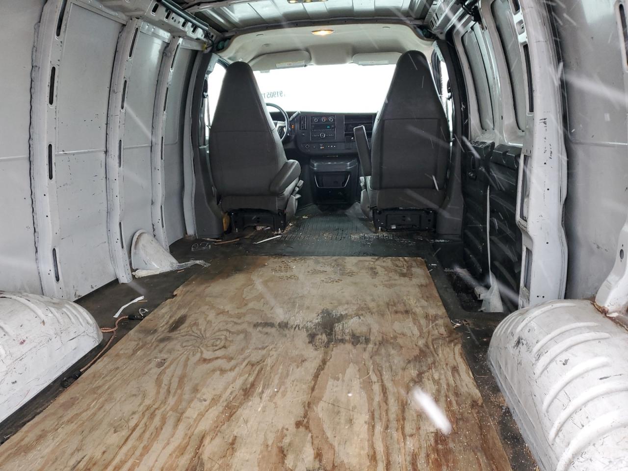 GMC Savana G2500 Image 9