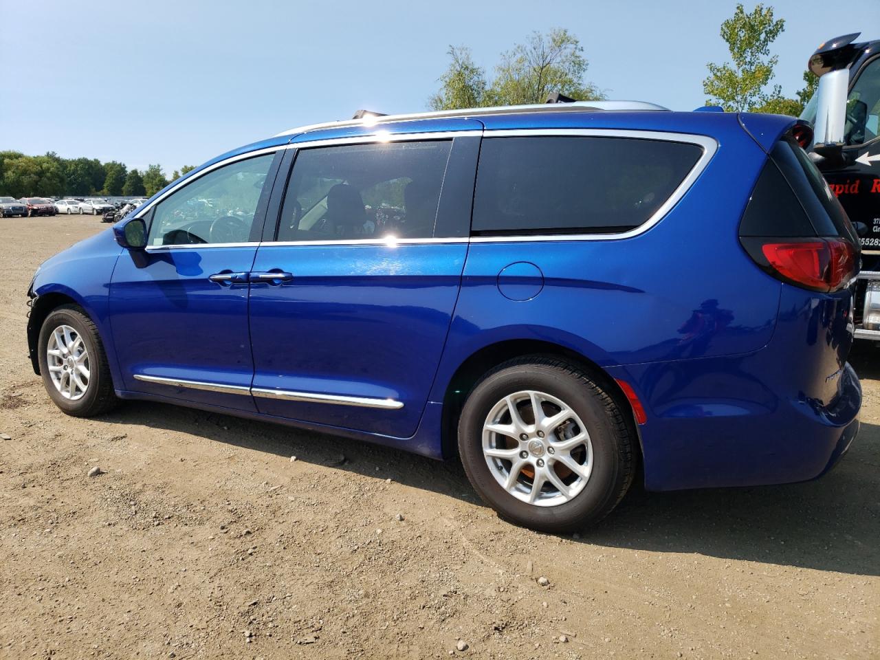 Chrysler Pacifica Touring L Image 3