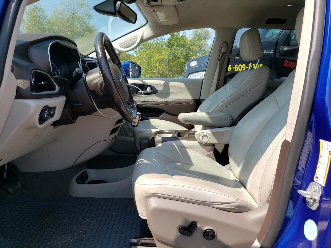 Chrysler Pacifica Touring L Image 10