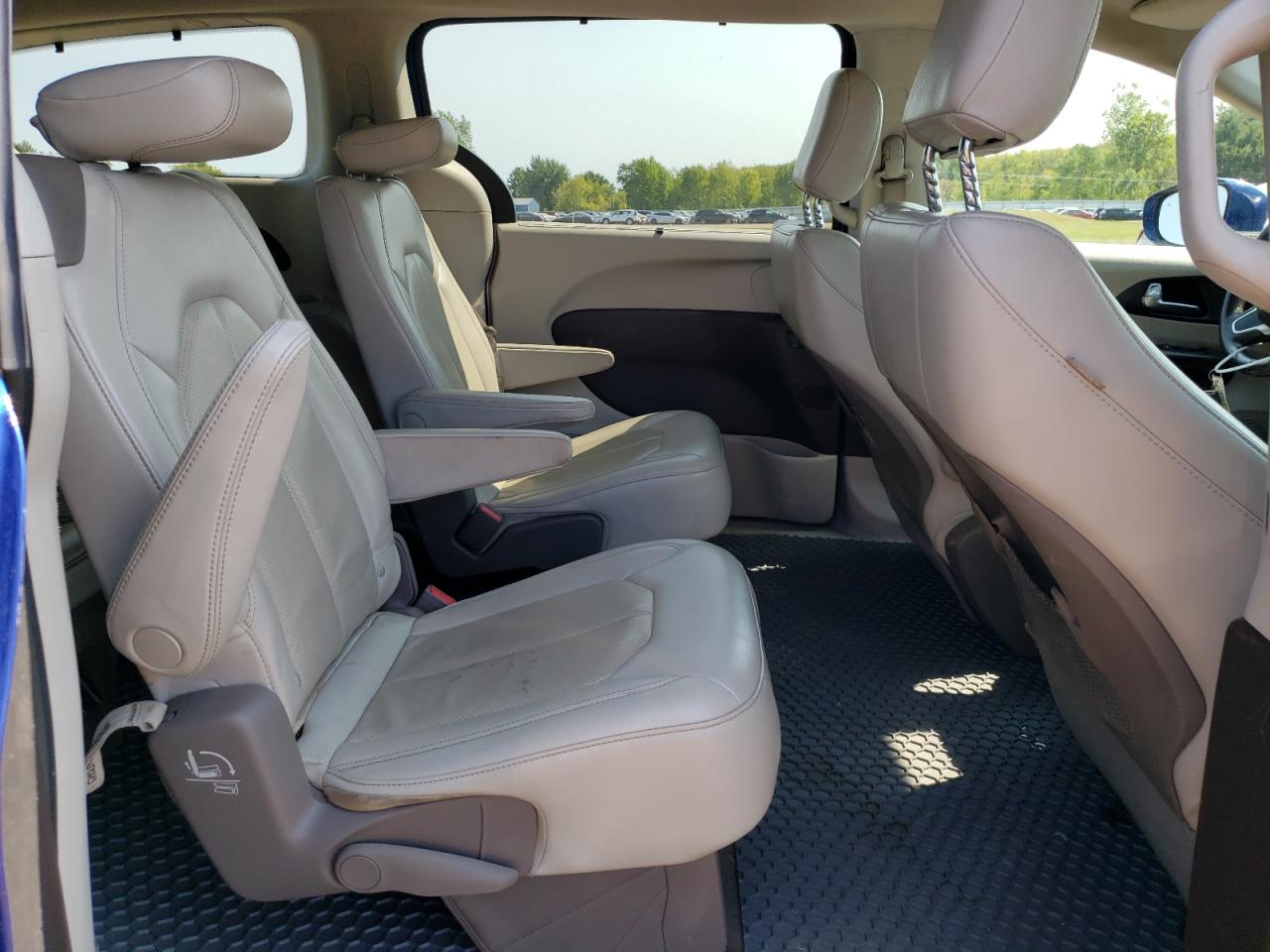 Chrysler Pacifica Touring L Image 7