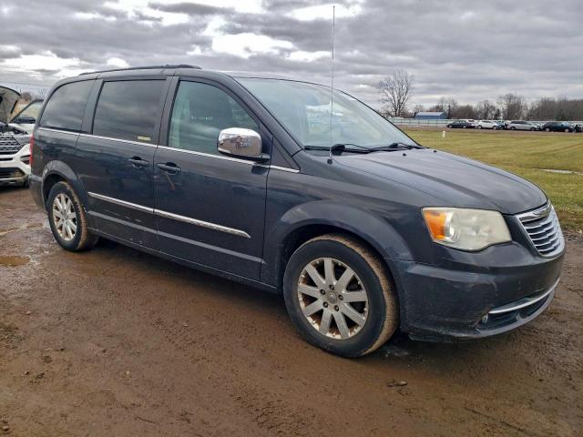 Chrysler Minivan Touring L Image 3