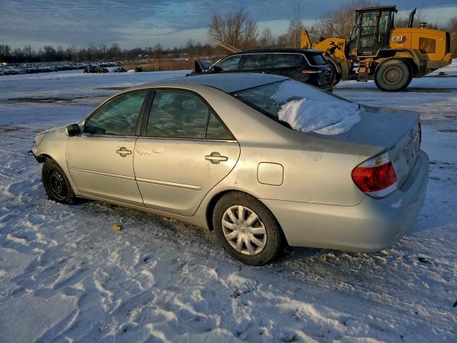 Toyota Camry Le Image 10