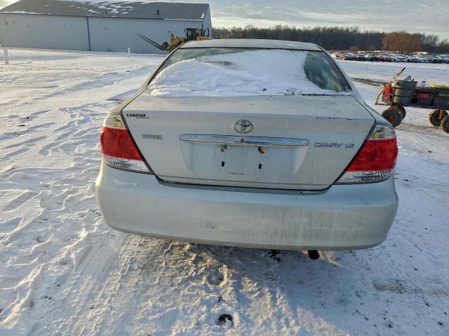 Toyota Camry Le Image 9