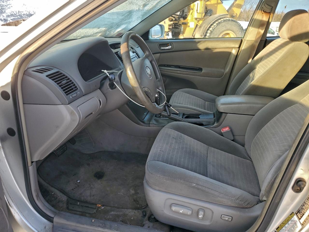 Toyota Camry Le Image 6