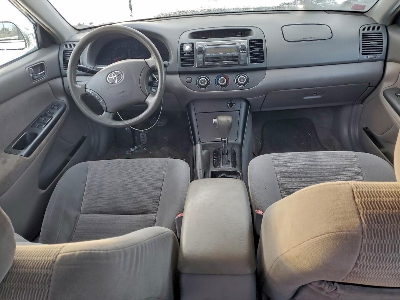 Toyota Camry Le Image 8