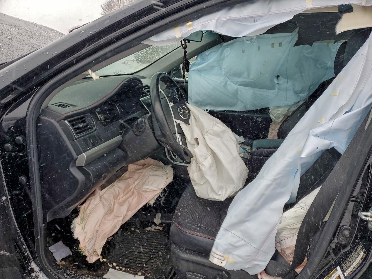 Toyota Camry Le Image 5