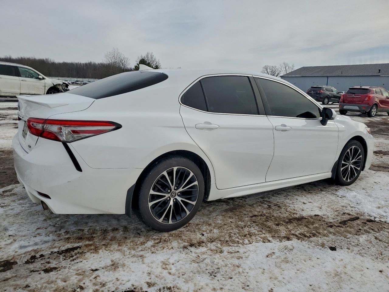 Toyota Camry L Image 11