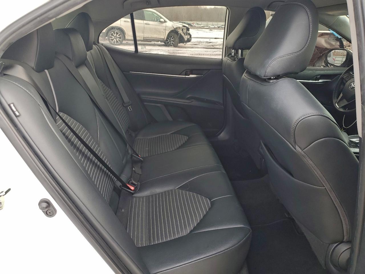 Toyota Camry L Image 9