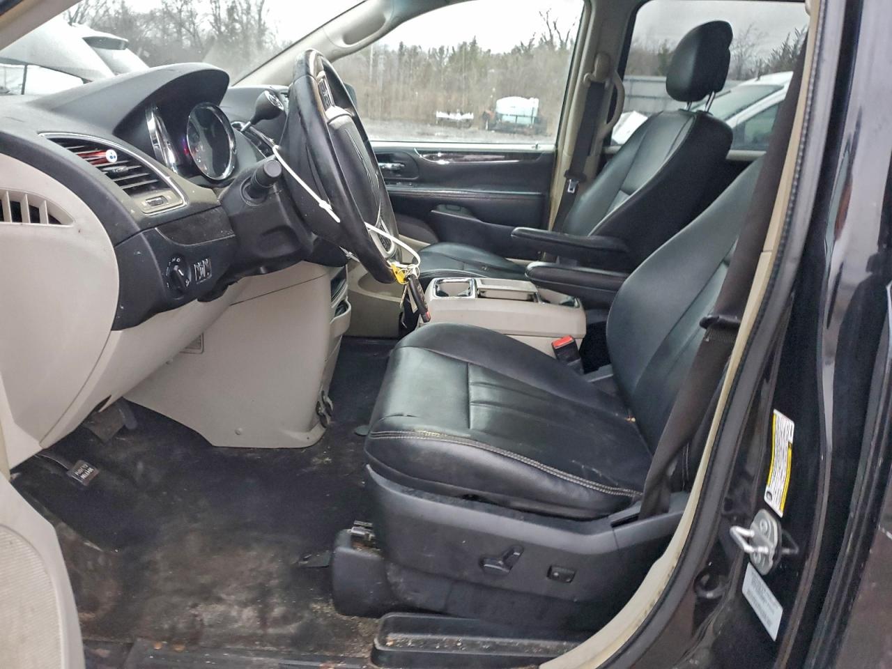 Chrysler Minivan Touring Image 11