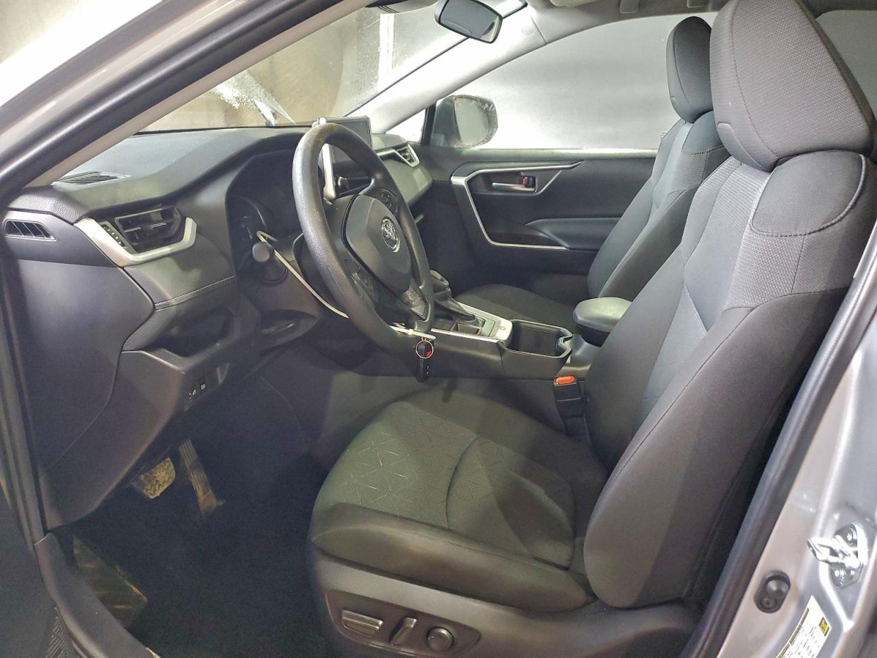 Toyota RAV4 Xle Image 2