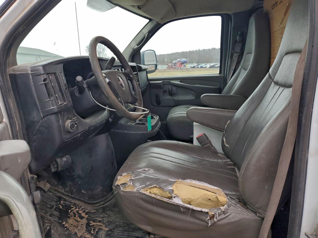 GMC Savana G3500 Image 6