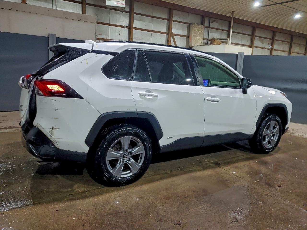 Toyota RAV4 Le Image 6