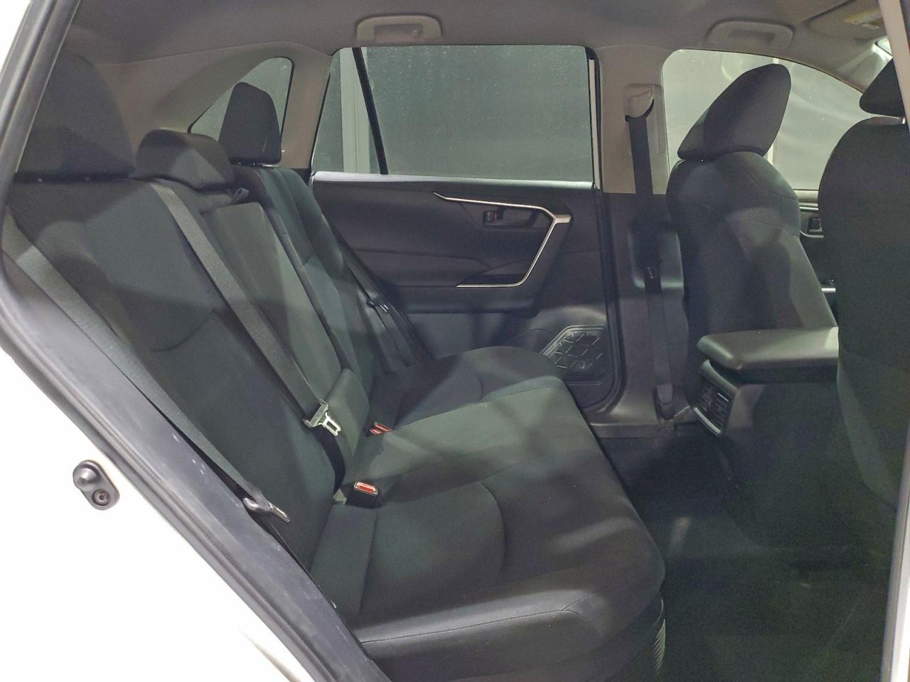 Toyota RAV4 Le Image 4