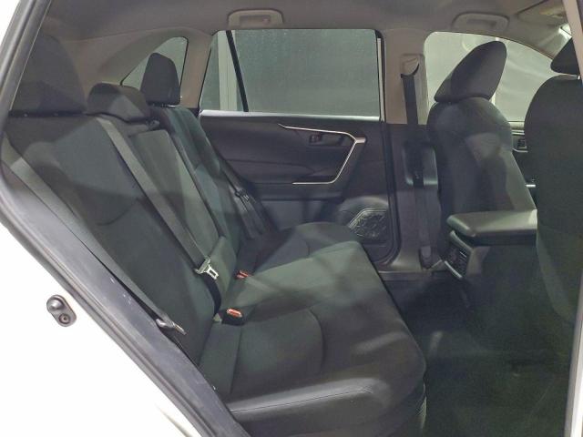 Toyota RAV4 Le Image 4