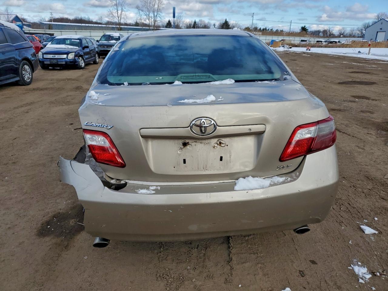 Toyota Camry Le Image 11