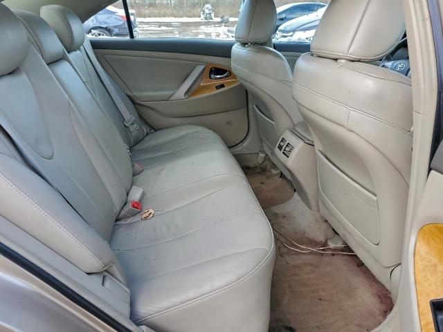 Toyota Camry Le Image 10